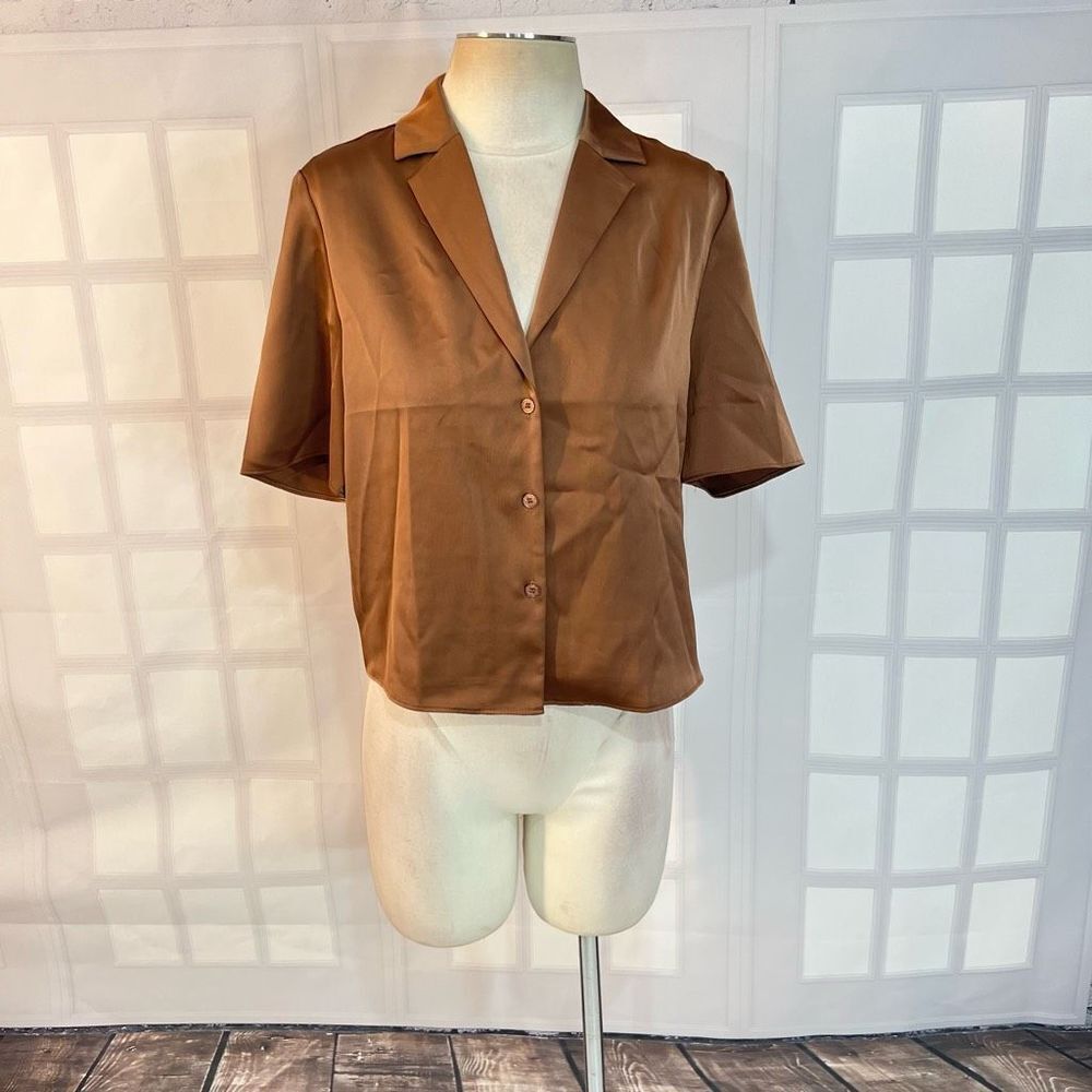 🔥🔥 5/$25 sale 🔥🔥 House of Harlow Short Sleeve Collar Button Down Satin top - Picture 3 of 12